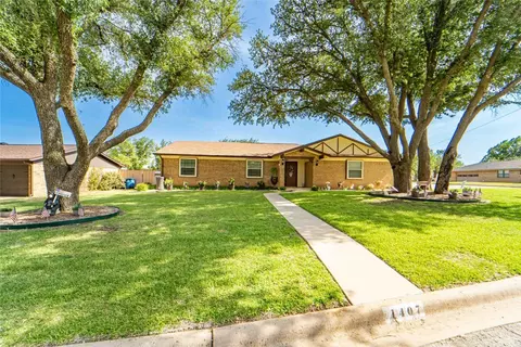 1407 Cypress St, Breckenridge, TX 76424