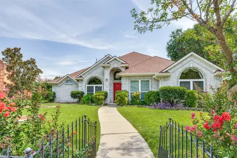 2724 Summertree Dr, Carrollton, TX 75006