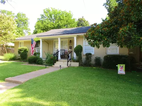 407 E 9th St, Bonham, TX 75418