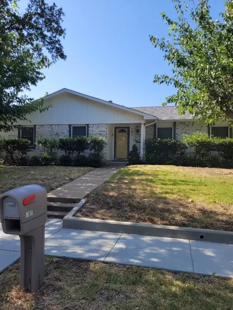 701 Edelweiss Dr, Grand Prairie, TX 75052