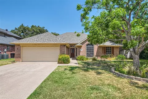 8525 Smith Dr, North Richland Hills, TX 76182