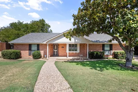 404 Lake Louise Ct, Fort Worth, TX 76103