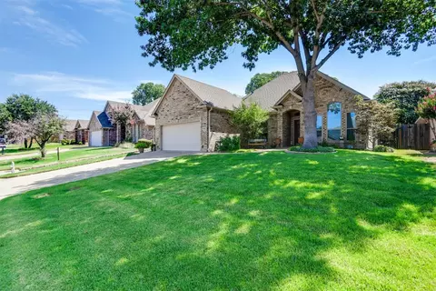 5021 Southpoint Dr, Arlington, TX 76017