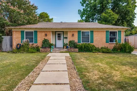 136 W Scotland Dr, Irving, TX 75062