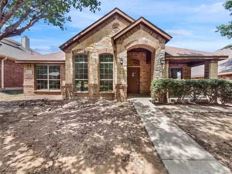 310 Village Dr, Red Oak, TX 75154