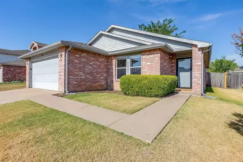 8760 Stonebriar Ln, Fort Worth, TX 76123