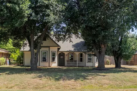 137 Country Dr, Waxahachie, TX 75165