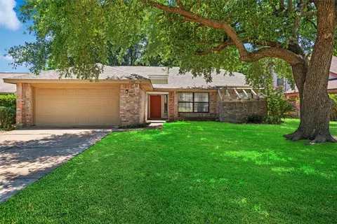 2509 Clayton Oaks Dr, Grand Prairie, TX 75052
