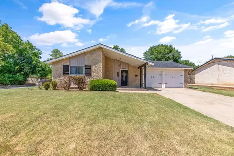 309 Town Creek Dr, Euless, TX 76039