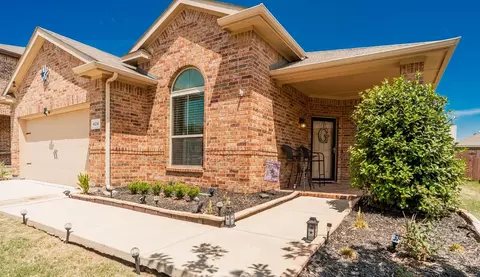 424 Spring Dr, Saginaw, TX 76131