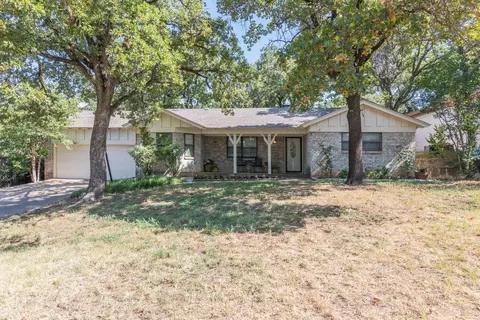 860 Timberhill Dr, Hurst, TX 76053