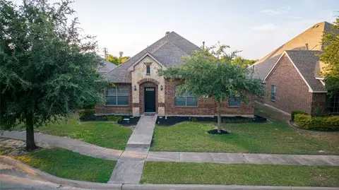 326 Village Dr, Red Oak, TX 75154