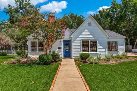 311 Smith St, Grapevine, TX 76051