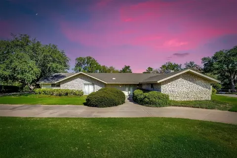 4010 W Hildring Dr, Fort Worth, TX 76109
