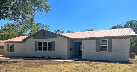 2021 S China St, Brady, TX 76825