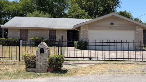 2815 Spruce Valley Ln, Dallas, TX 75233