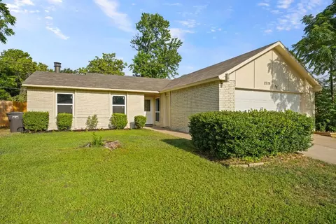 2716 Friarford Rd, Fort Worth, TX 76112