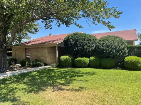 1052 E Georgian Rd, Saginaw, TX 76179