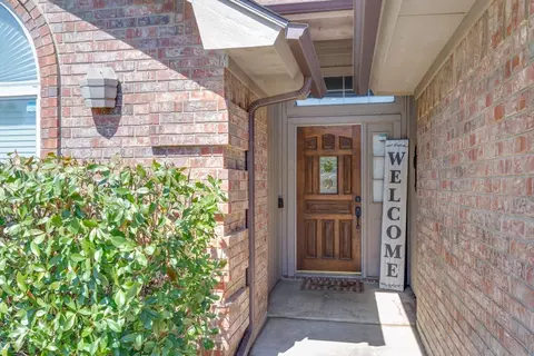 2210 Woodland Oaks Dr, Arlington, TX 76013