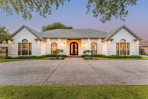 6704 Westbury Ct, Benbrook, TX 76132