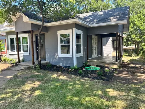 1017 W Walker St, Denison, TX 75020