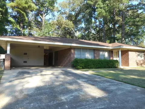 717 NW 9th St, Springhill, LA 71075