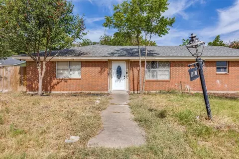 500 Steeple Ridge Ct, Everman, TX 76140