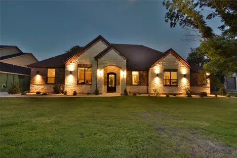 9100 King Air Dr, Granbury, TX 76049