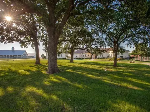 10285 A Zipper Rd, Pilot Point, TX 76258