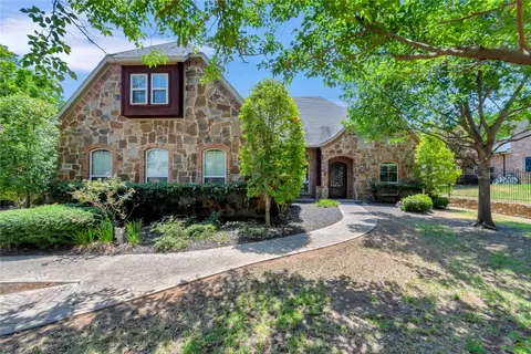 8040 Green Valley Dr, North Richland Hills, TX 76182
