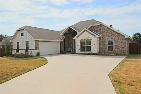 105 Bent Creek Ct, Cleburne, TX 76033