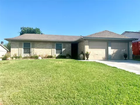 705 Panay Way Dr, Fort Worth, TX 76108