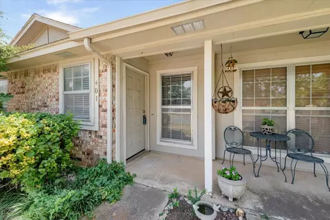 401 Augustine Dr, Euless, TX 76039