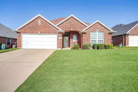 6121 Huntington Dr, Haltom City, TX 76137