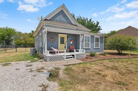 204 E James St, Ponder, TX 76259