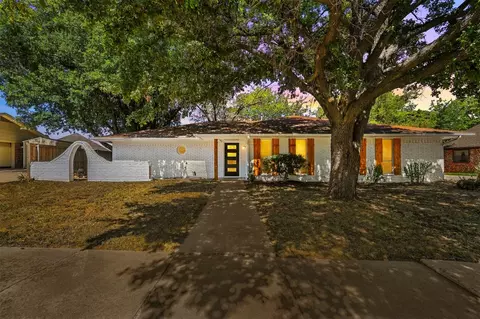 2000 Silver Leaf Dr, Pantego, TX 76013