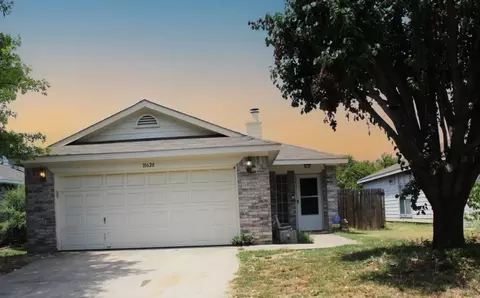 10628 Flamewood Dr, Fort Worth, TX 76140