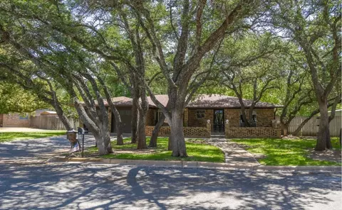 102 Regent Dr, Brownwood, TX 76801