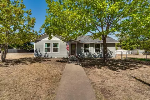 210 N Pendell Ave, Cleburne, TX 76033