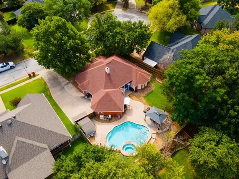 808 Clear View Ct, Burleson, TX 76028