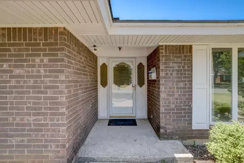 3917 Golden Oaks Dr, Haltom City, TX 76117