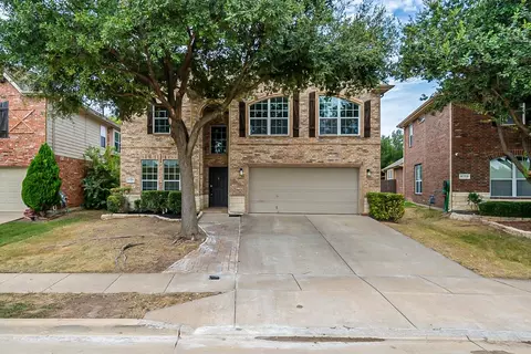 8729 Royalwood Dr, Fort Worth, TX 76131