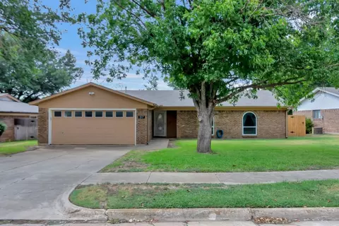 517 Mustang Dr, Saginaw, TX 76179