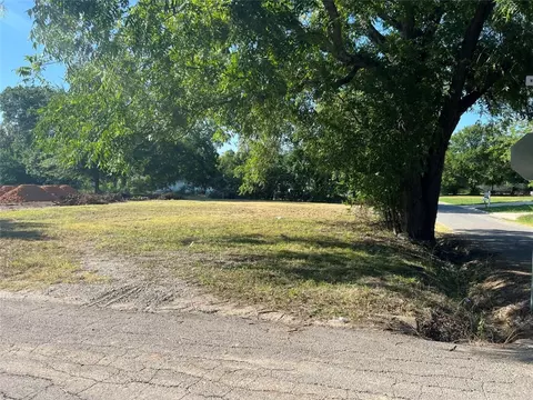 925 W 9th St, Bonham, TX 75418