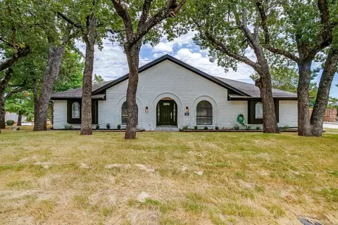208 Melbourne Rd, Hurst, TX 76053