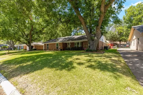 3900 Carman Dr, Benbrook, TX 76116