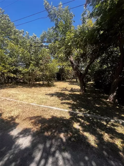 809 N Pearl St, Comanche, TX 76442