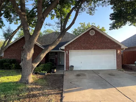 5921 Hilltop Dr, Watauga, TX 76148