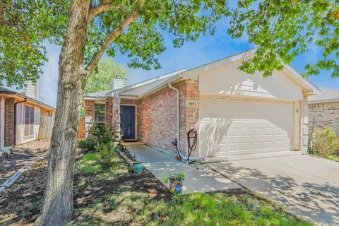 915 Savage Dr, Denton, TX 76207