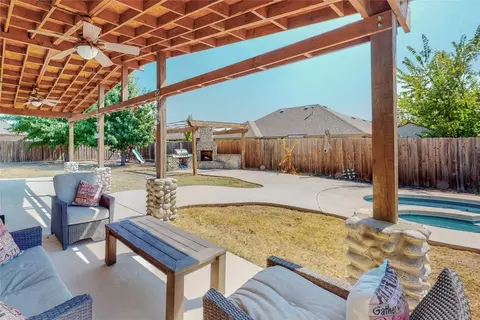 1016 Summit Dr, Justin, TX 76247